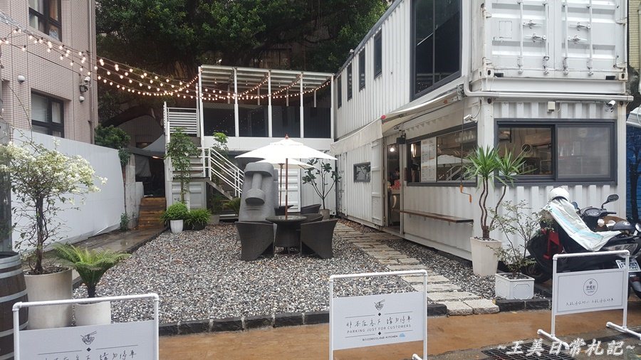 新竹美食-貨櫃屋網美風打卡拍照新景點|享噹初複合式雲廚房|台式港式美食匯集地|店家地址營業時間電話