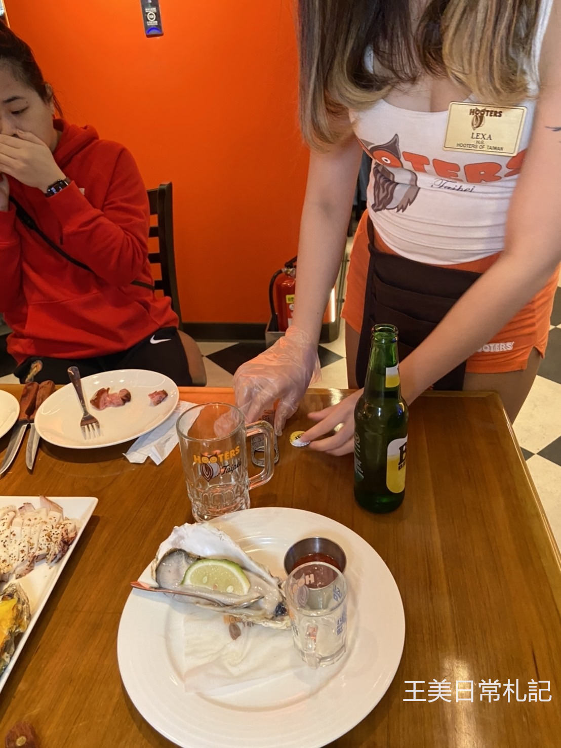HOOTERS竹北店|美式餐廳|呼拉圈女郎|聚餐首選|親子遊憩空間|店家地址營業時間電話 - 第46張圖 HOOTERS竹北店|美式餐廳|呼拉圈女郎|聚餐首選|親子遊憩空間|店家地址營業時間電話