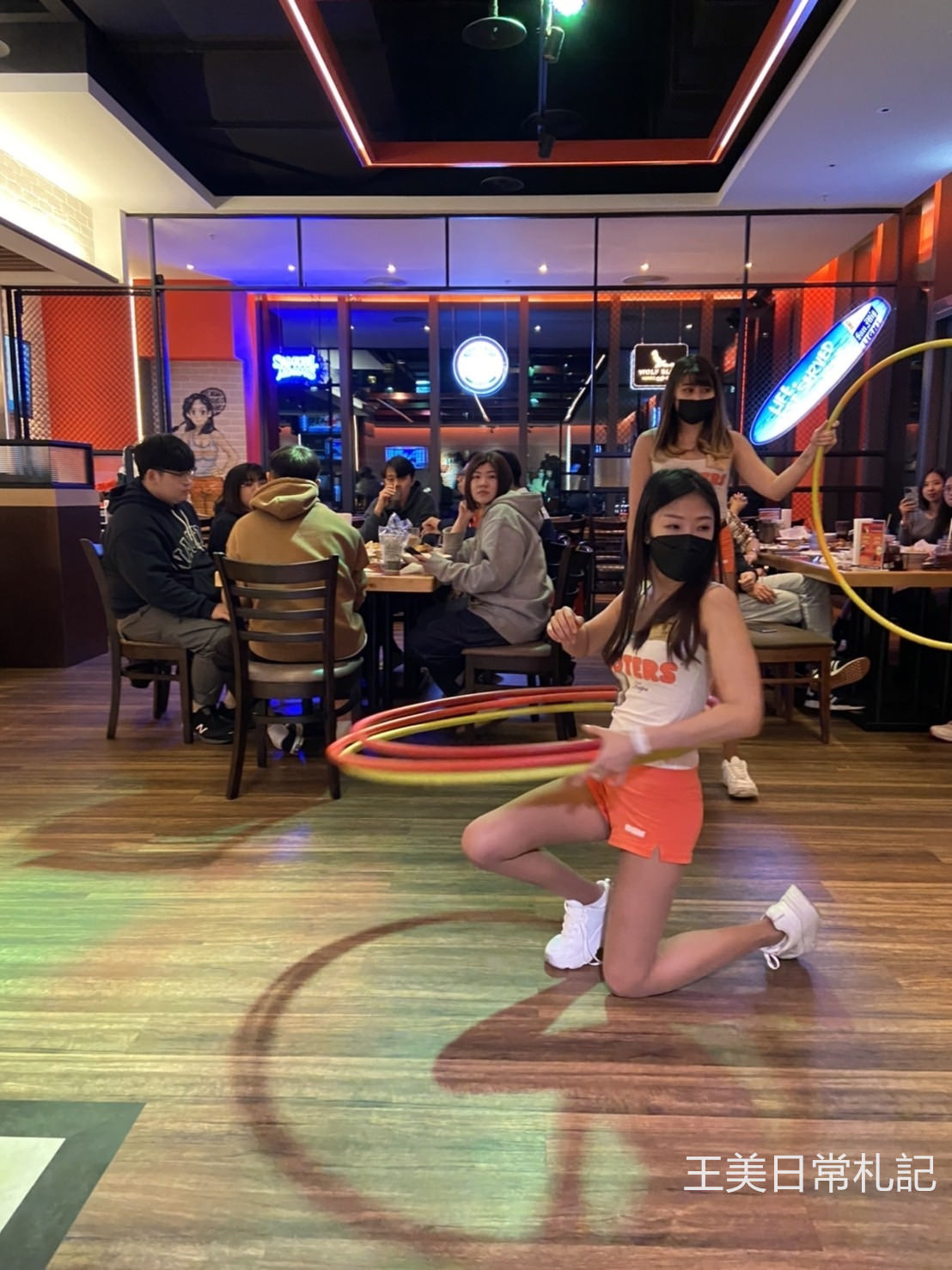 HOOTERS竹北店|美式餐廳|呼拉圈女郎|聚餐首選|親子遊憩空間|店家地址營業時間電話 - 第22張圖 HOOTERS竹北店|美式餐廳|呼拉圈女郎|聚餐首選|親子遊憩空間|店家地址營業時間電話